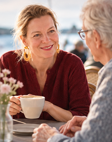 Juliana Meßner im persönlichen Gespräch mit einem älteren Herrn bei einer Tasse Kaffee